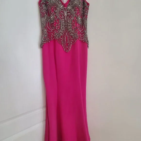FUNDA ALLURE Embroidered Trumpet Dress with trainline